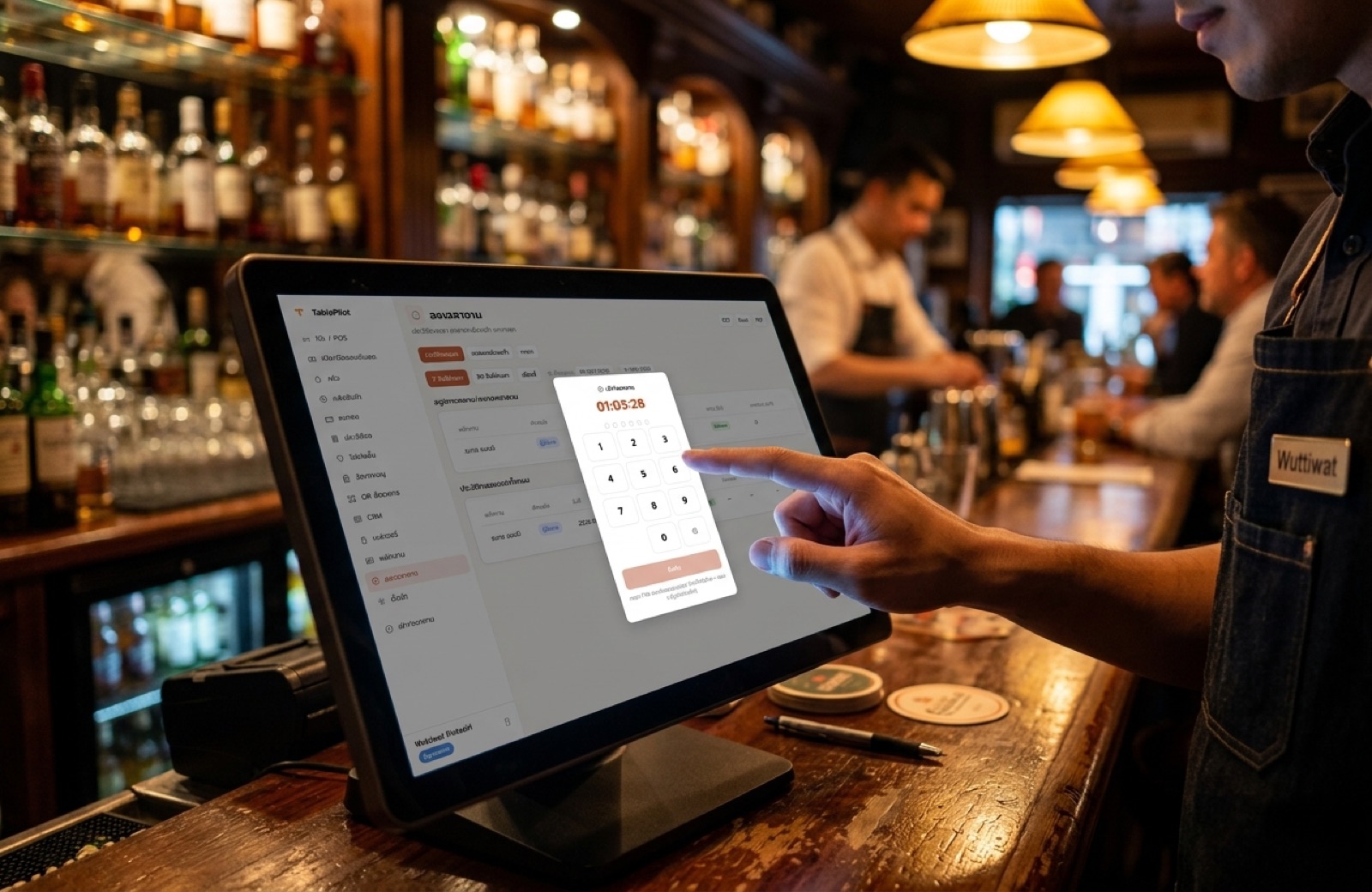 พนักงานบาร์แตะ PIN ส่วนตัวลงเวลาเข้างานที่หน้าจอตอกบัตรกลาง